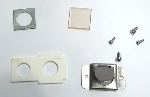 Daikin Schauglas mit Metallrahmen, zwei runden Löchern in einer Dichtungsplatte, einer klaren Scheibe und Schrauben zum Befestigen. Zubehörteile für Heizsysteme.